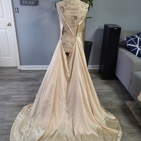 Golden Prom/Party dress - Picture 5 of 16